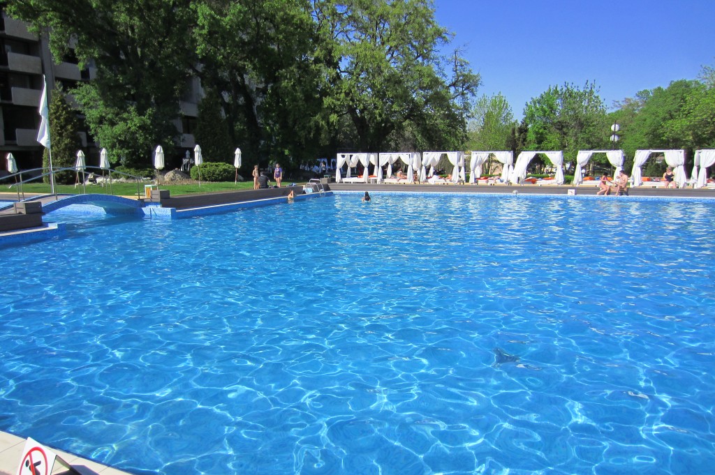 grand-hotel-varna-piscina-exterioara1