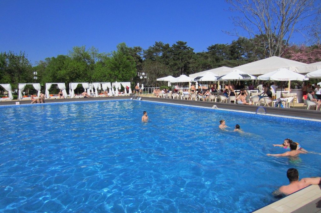 grand-hotel-varna-piscina-exterioara2