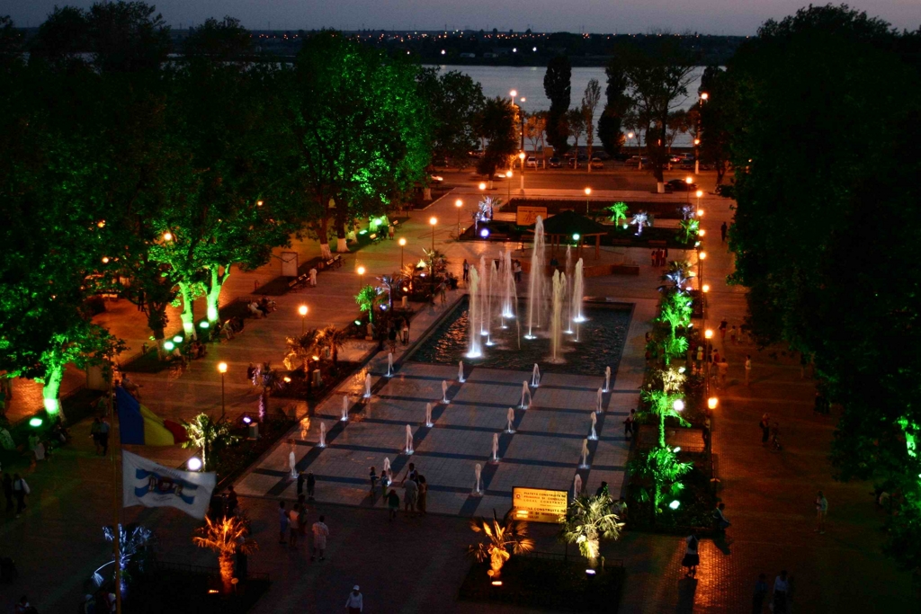 summer-night-mamaia-resort